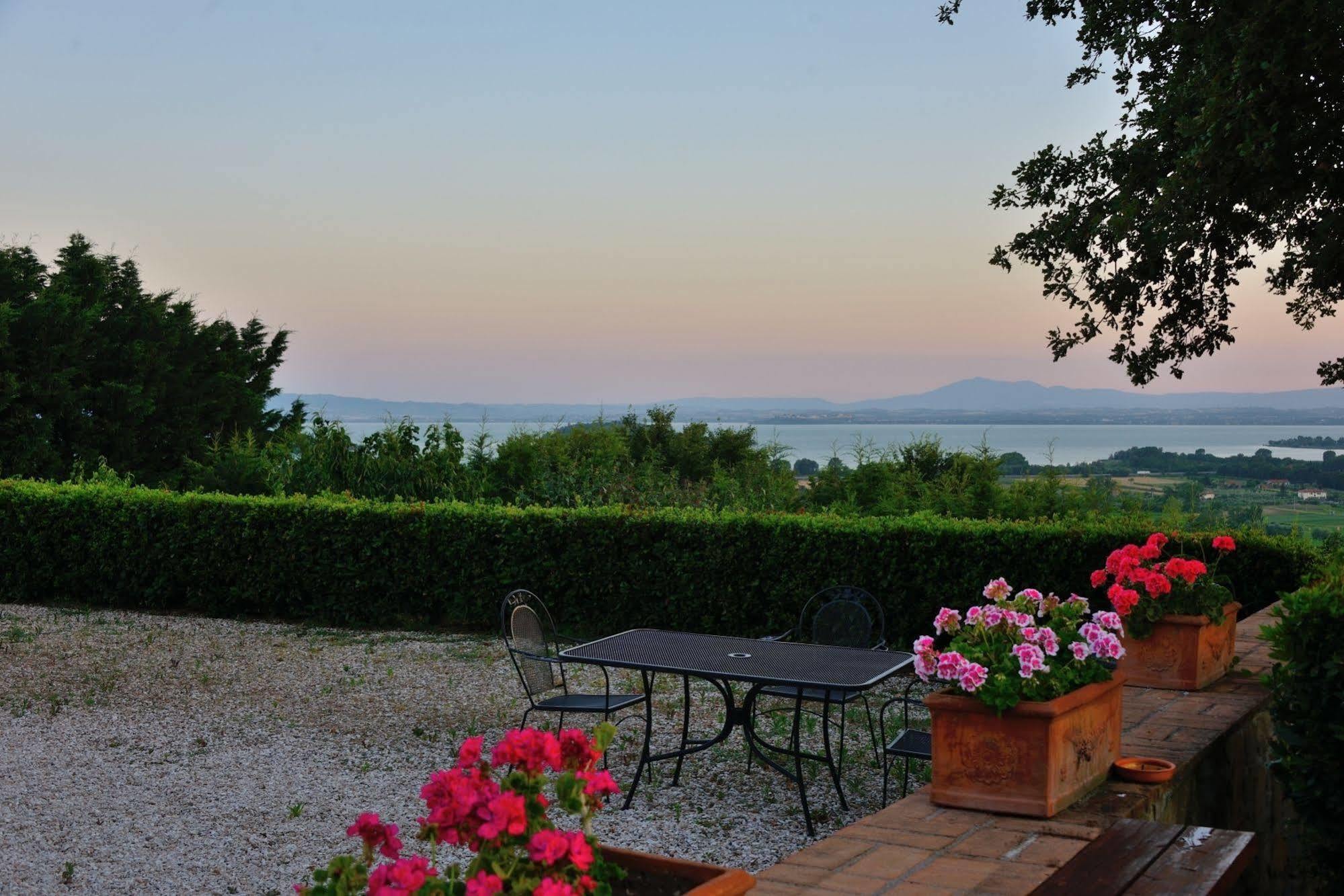 Отель Relais Borgo Torale Пассиньяно-суль-Тразимено Экстерьер фото